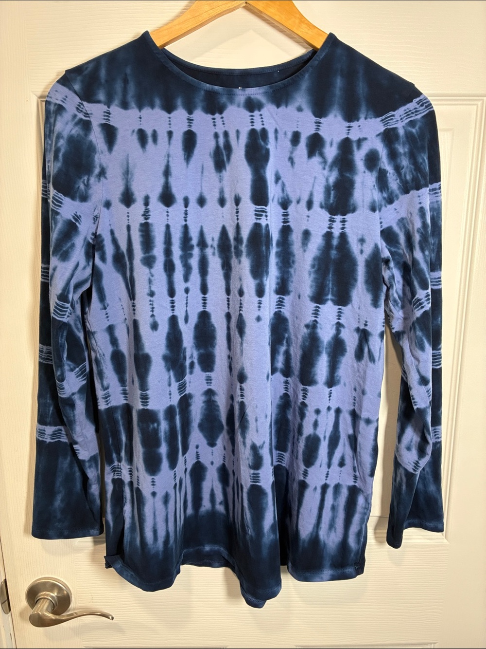 Casual Long-Sleeve Tie-Dye Tee in Navy and Light Blue